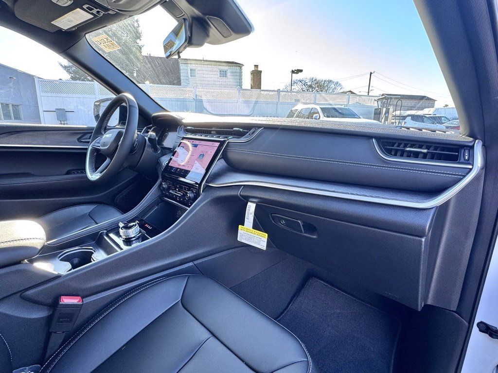 New 2025 Jeep Grand Cherokee Limited w/ Black Appearance Package image 18