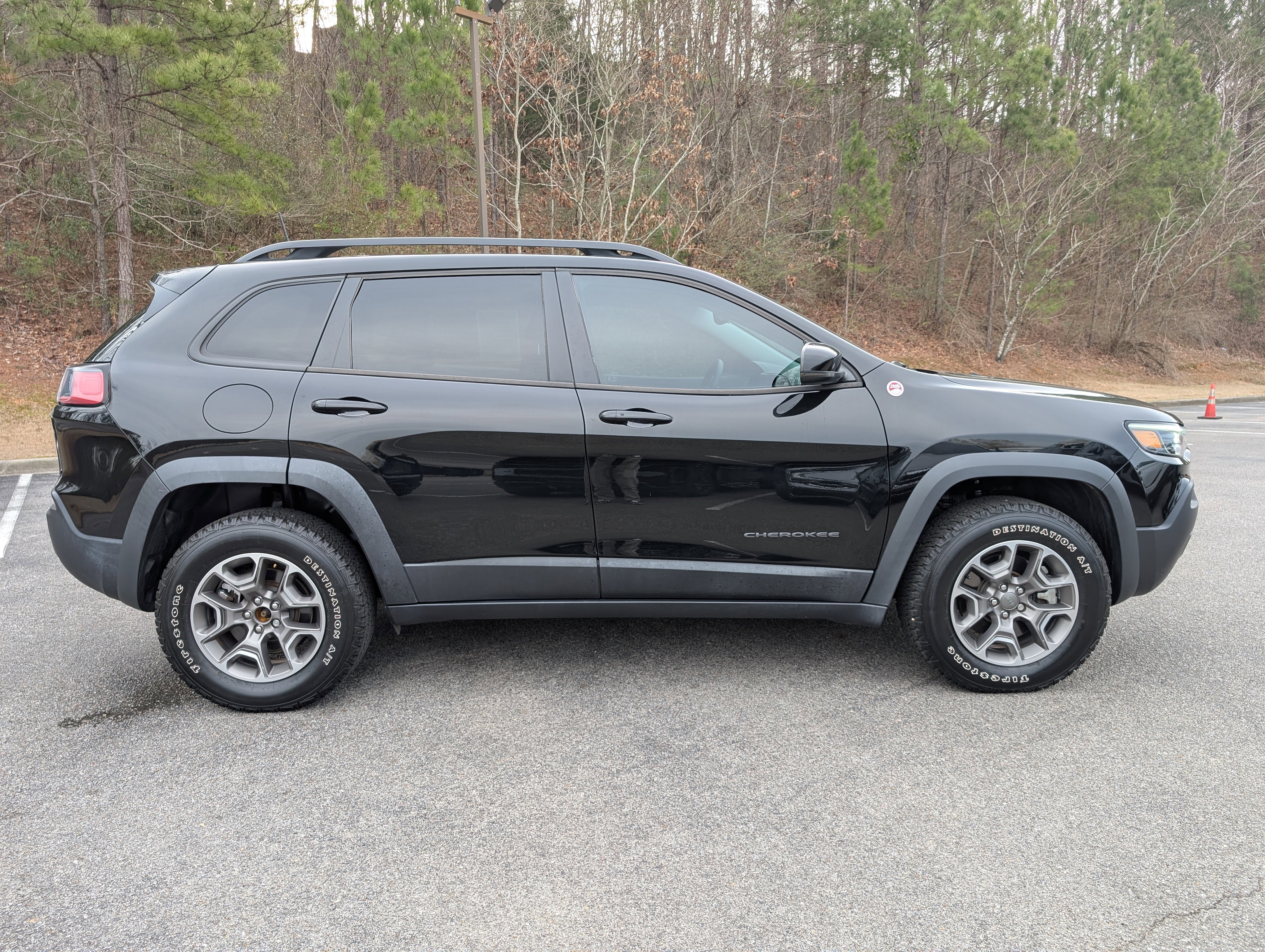 Used 2022 Jeep Cherokee Trailhawk image 10