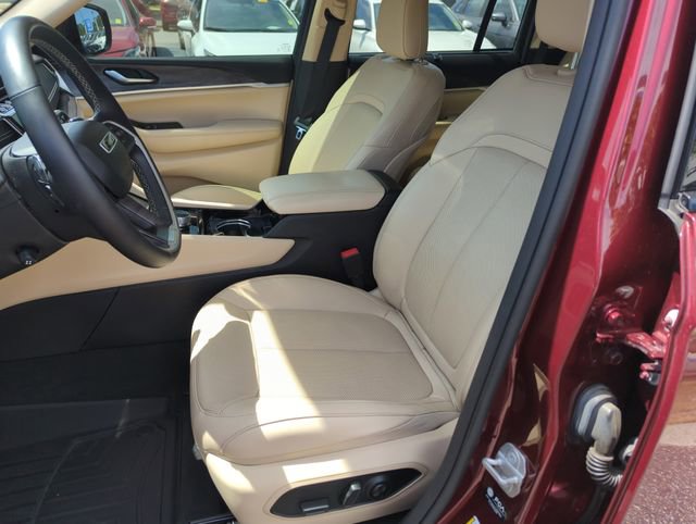 Used 2022 Jeep Grand Cherokee Limited w/ Luxury Tech Group II AWD/4WD image 11