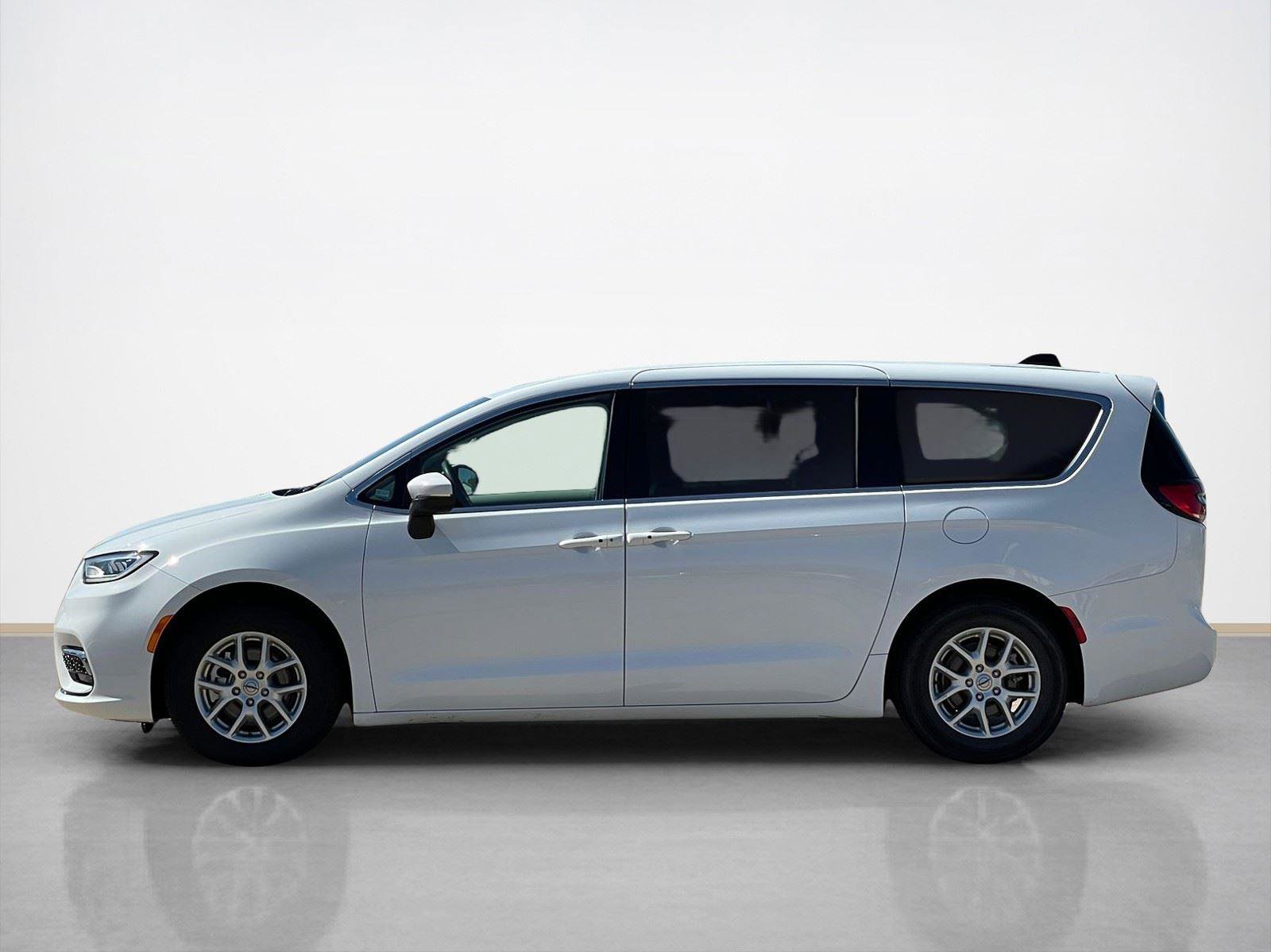 Used 2023 Chrysler Pacifica Touring-L image 4