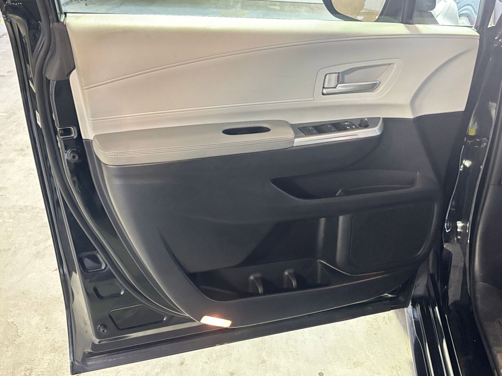 Used 2025 Toyota Sienna XLE image 20