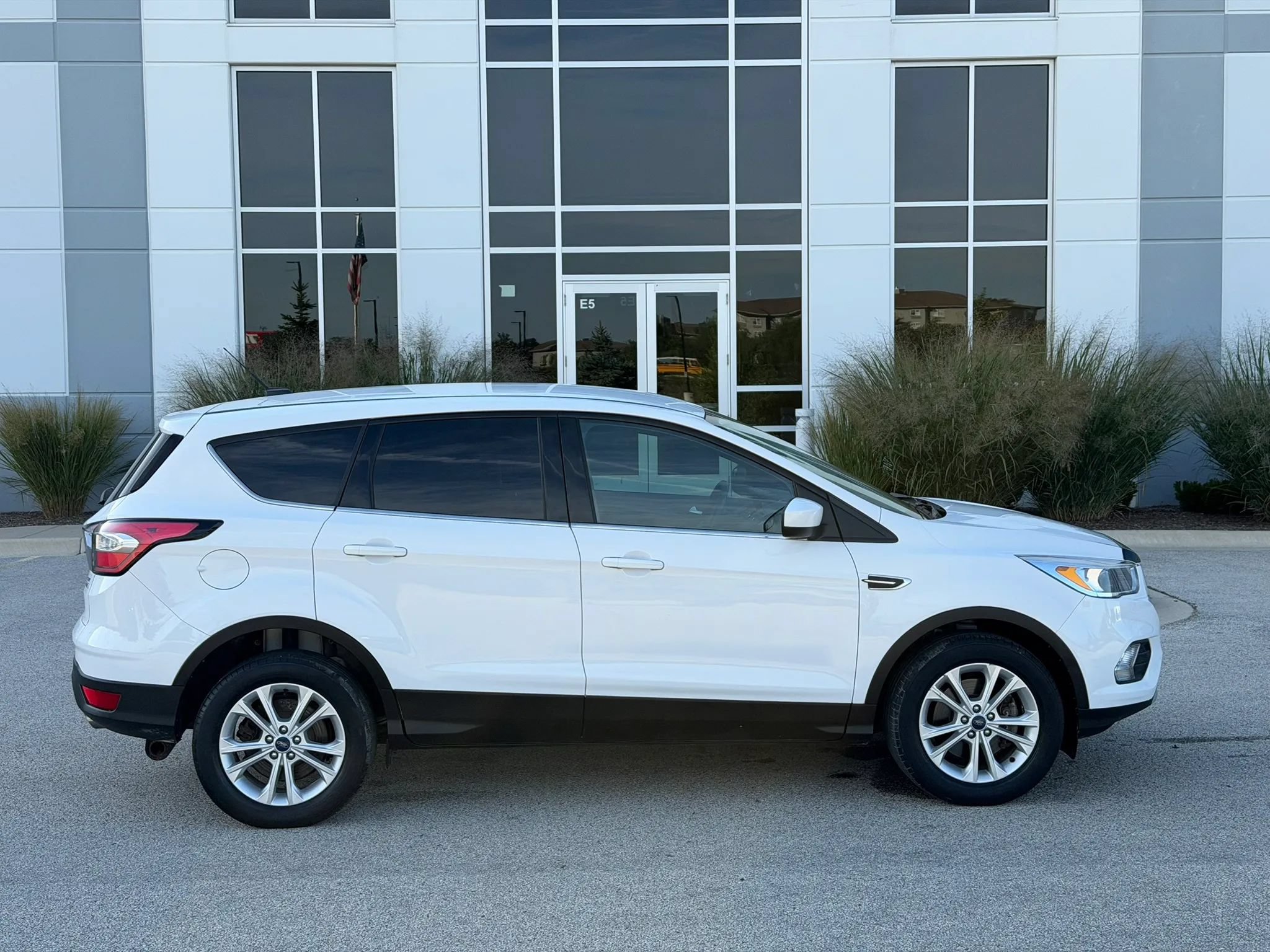 Used 2017 Ford Escape SE w/ SE Cold Weather Package AWD/4WD image 4