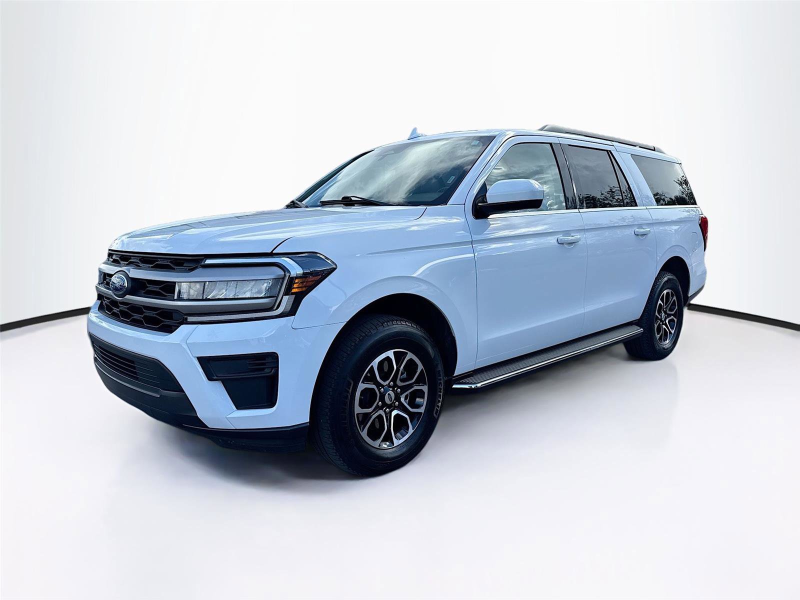 Used 2023 Ford Expedition Max XLT image 3