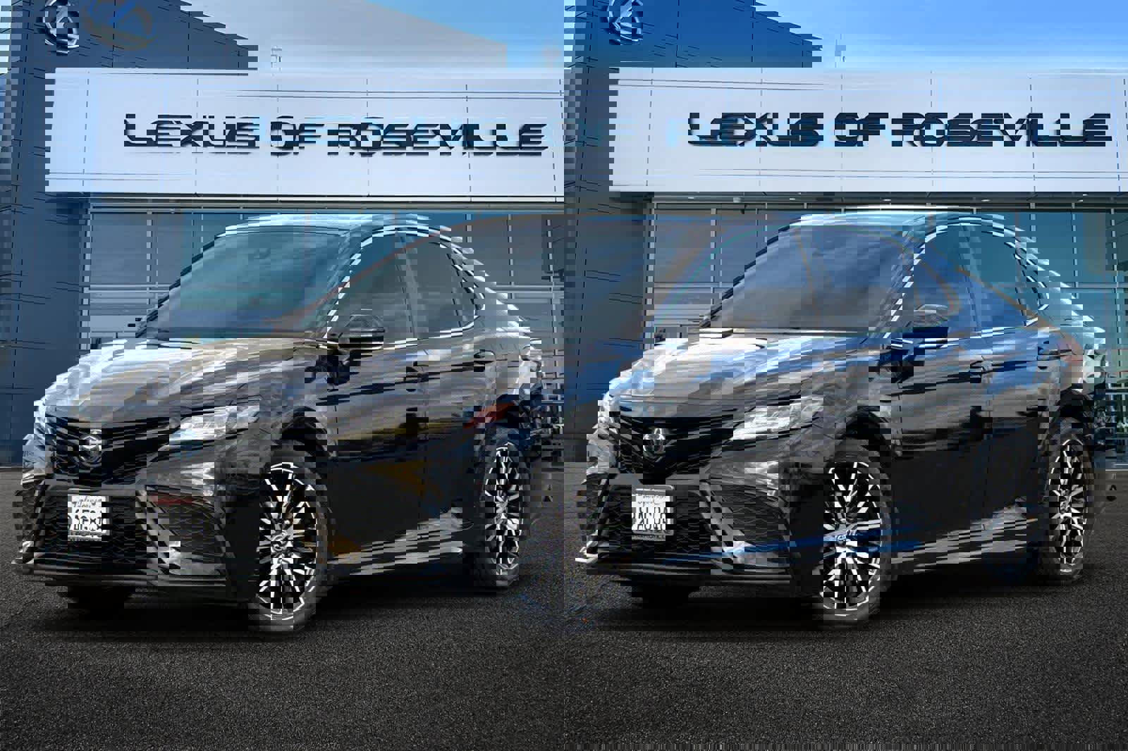 Used 2022 Toyota Camry SE image 1