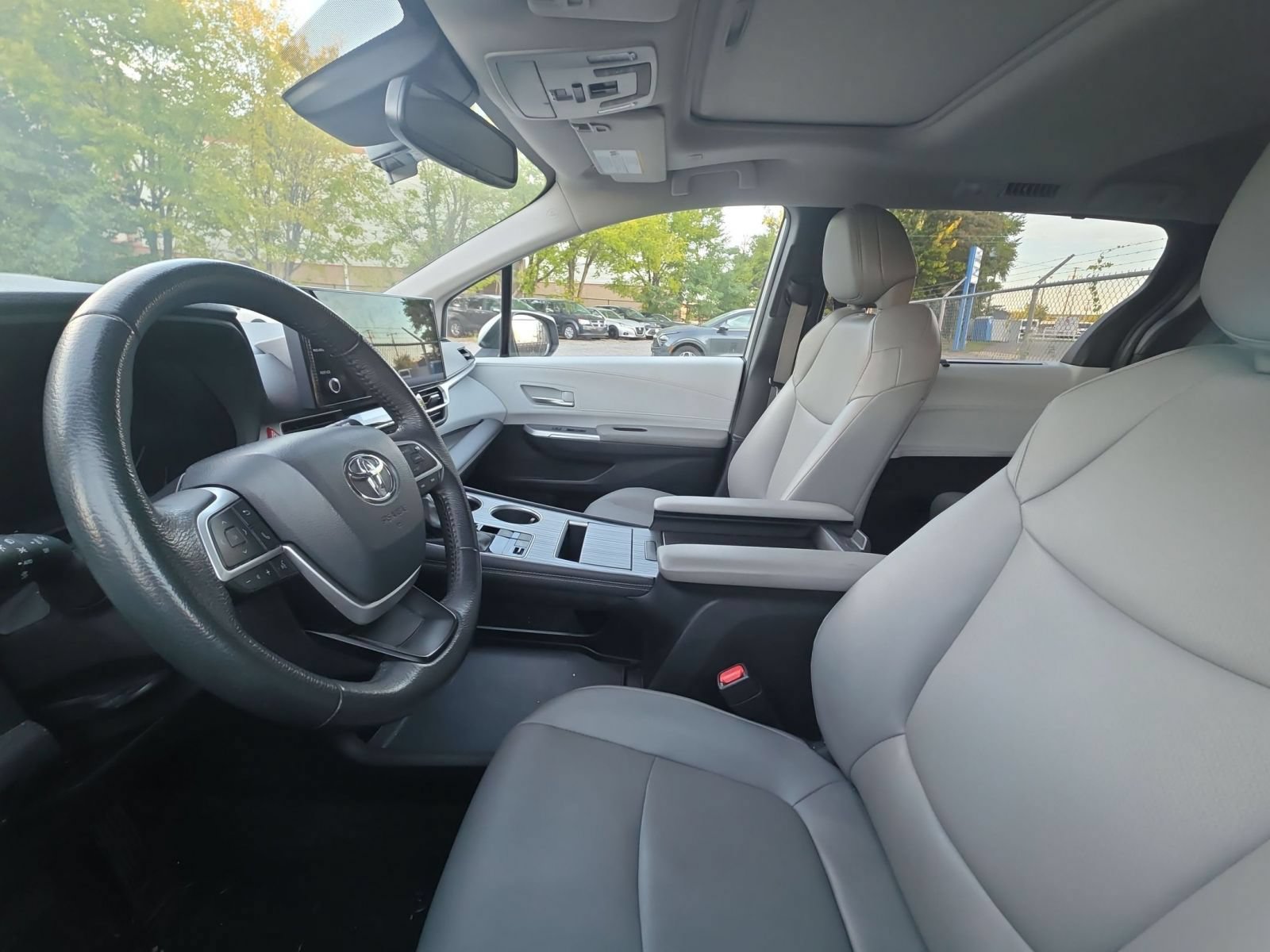 Used 2025 Toyota Sienna XLE FWD image 14