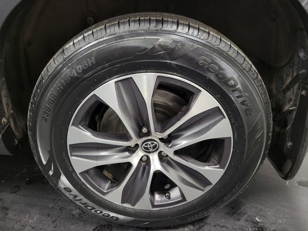 Used 2021 Toyota Highlander XLE image 10