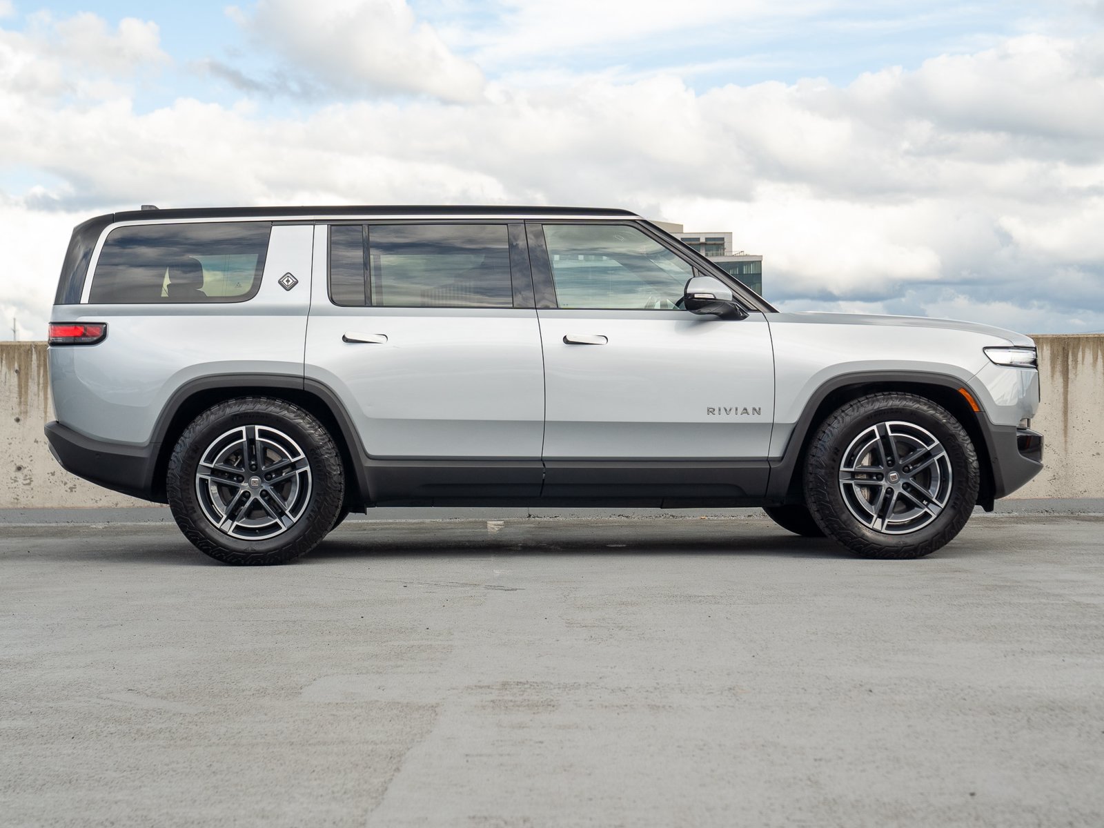 Used 2025 Rivian R1S Adventure Dual AWD/4WD image 6