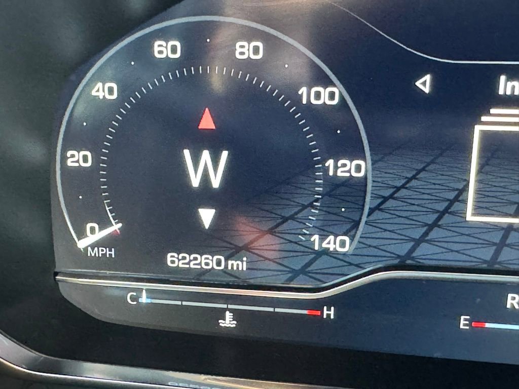 Used 2023 GMC Yukon SLT w/ SLT Luxury Package image 25