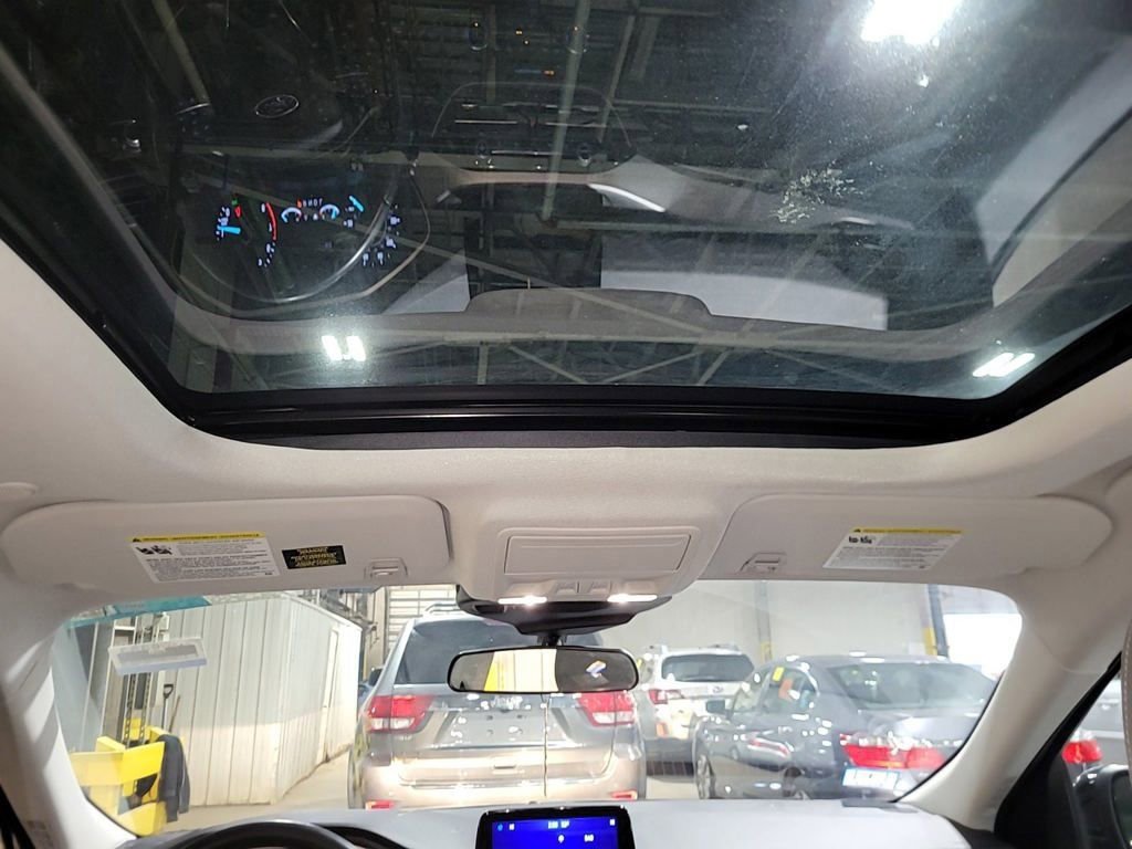 Used 2022 Ford Escape SE w/ SE Sport Appearance Package image 5