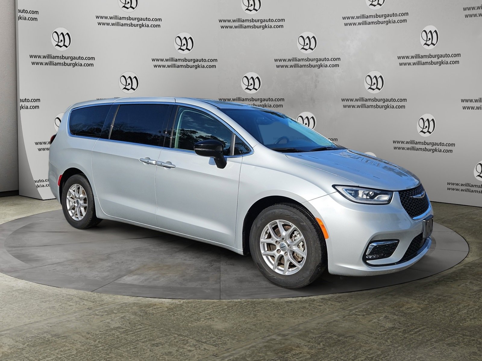 Used 2024 Chrysler Pacifica Touring-L image 7