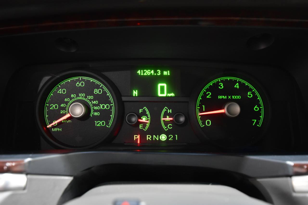 Used 2006 Lincoln Town Car Signature RWD image 18