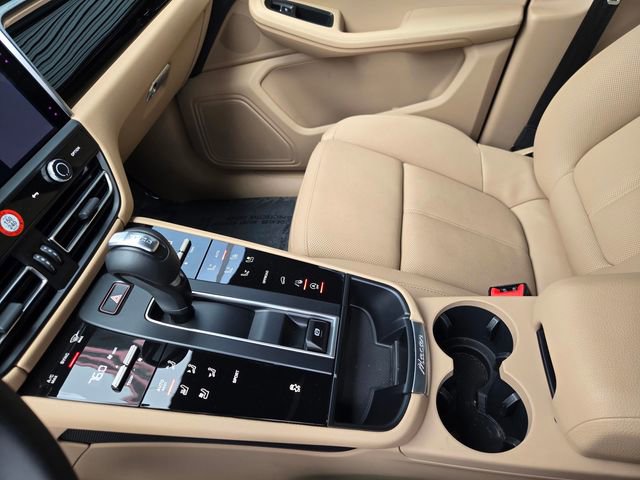 Used 2025 Porsche Macan image 23