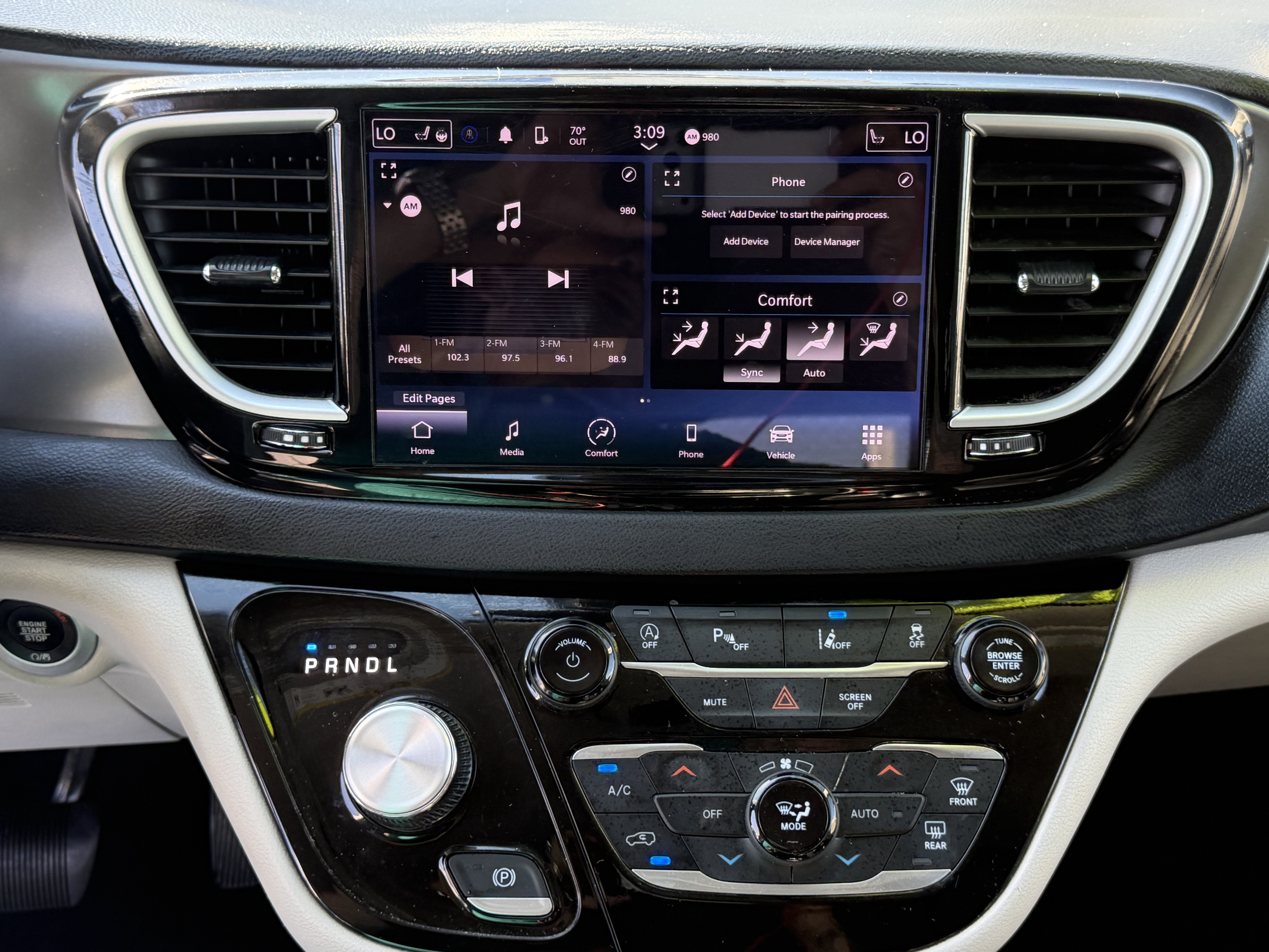 Certified 2024 Chrysler Pacifica Touring-L FWD image 29