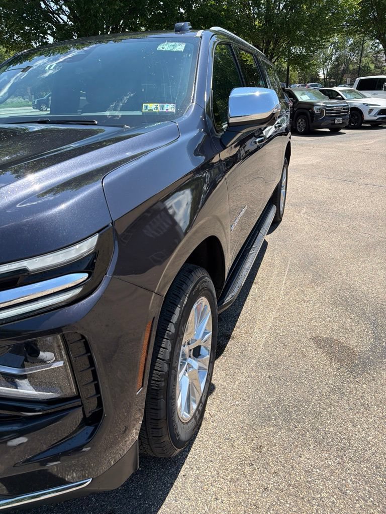 Used 2025 Chevrolet Suburban Premier AWD/4WD image 4