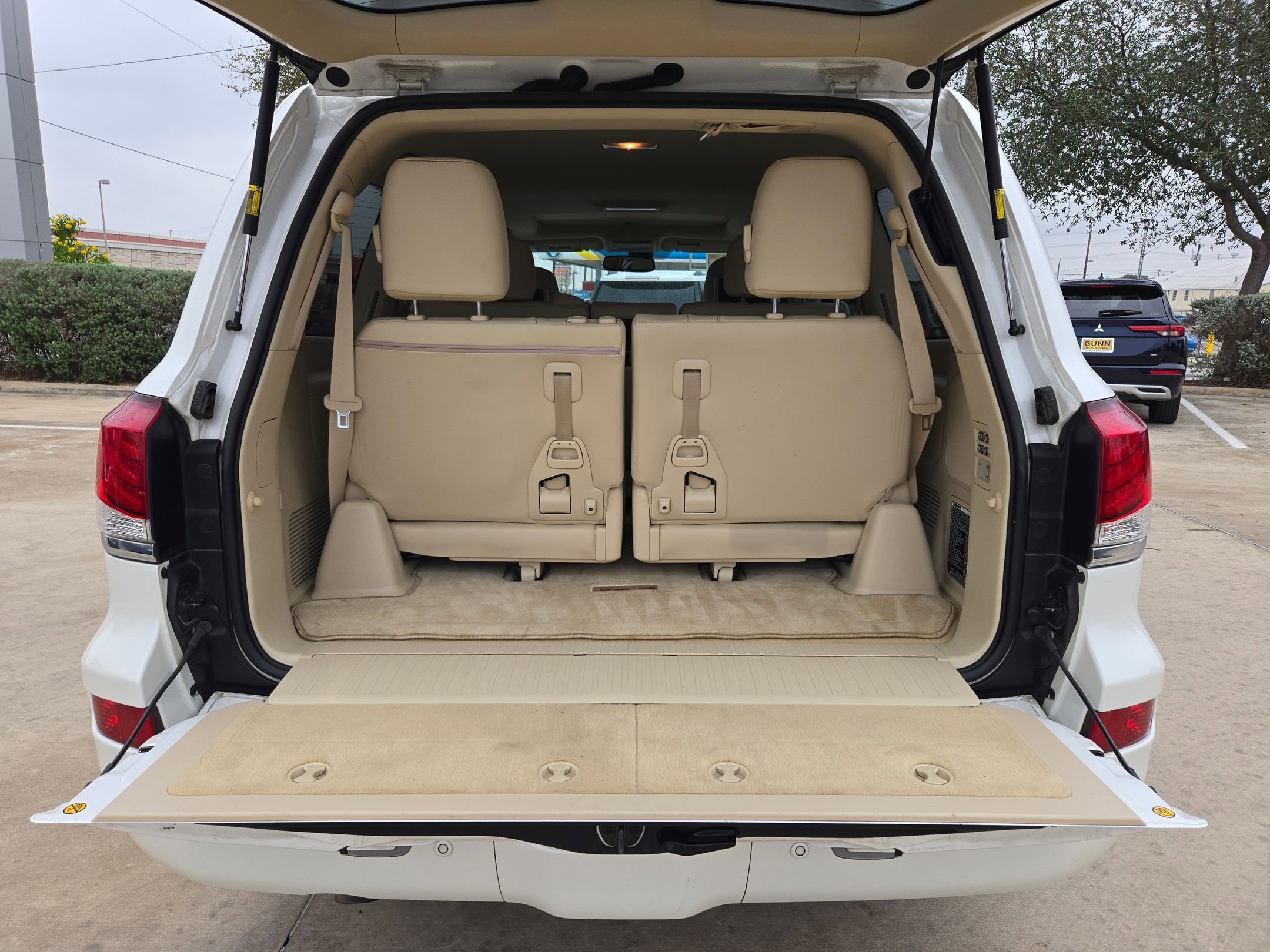 Used 2014 Lexus LX 570 4WD image 27