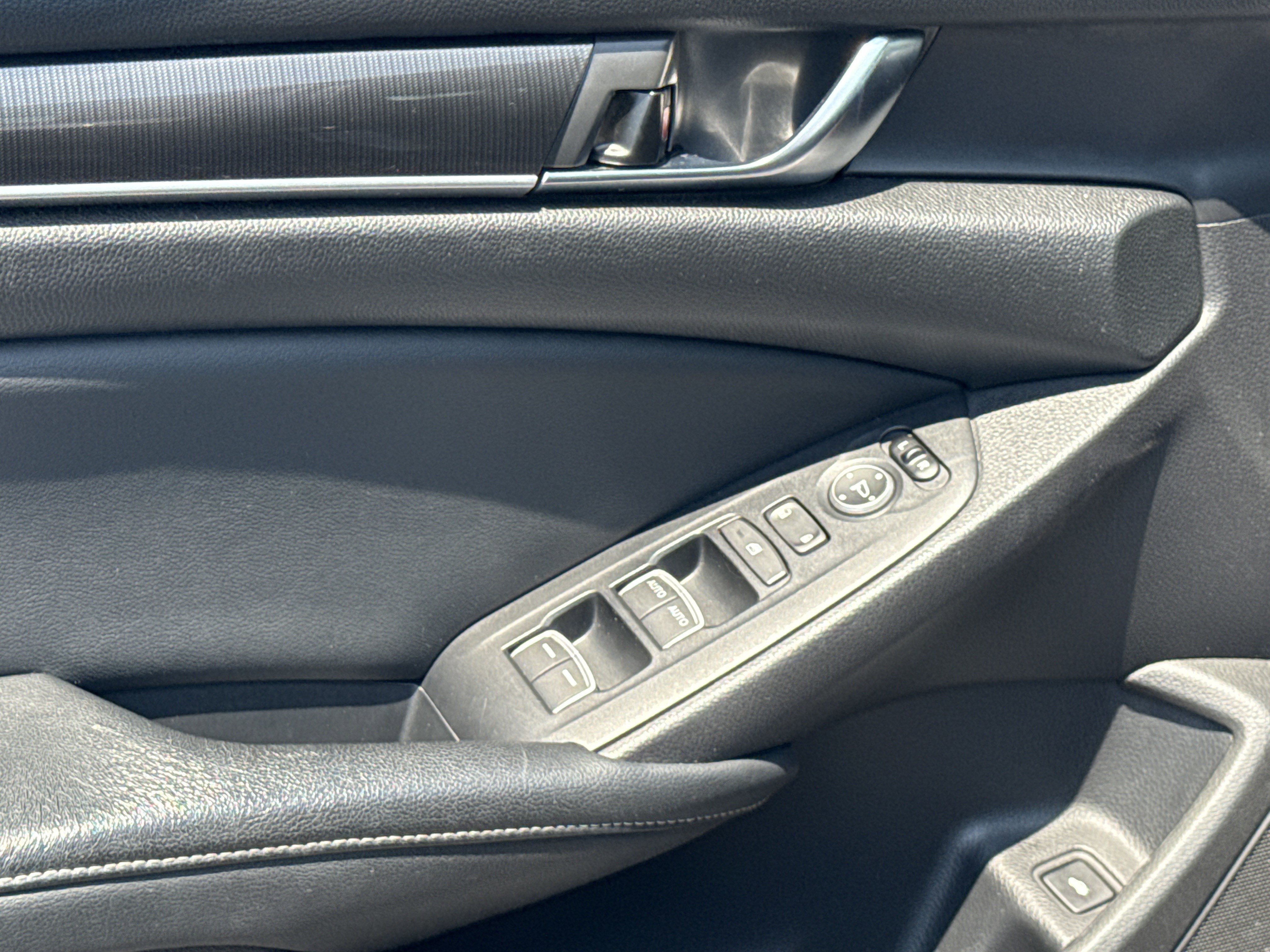 Used 2018 Honda Accord Sport image 16