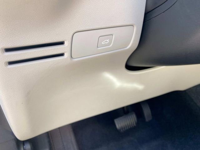 Used 2023 Volvo XC40 B5 Plus image 16