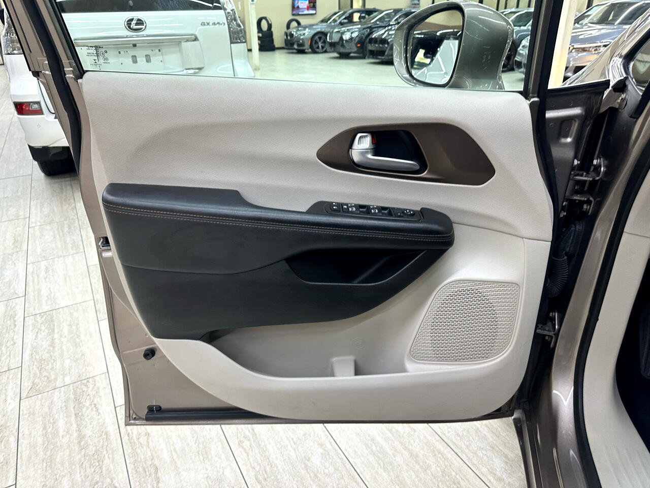 Used 2018 Chrysler Pacifica Touring-L Plus image 15