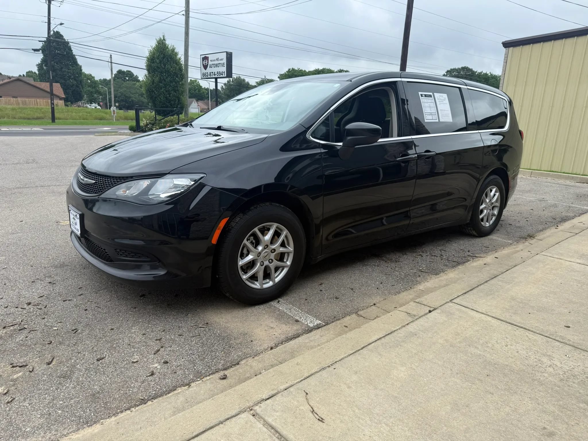Used 2024 Chrysler Voyager LX FWD image 4