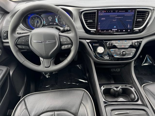 Used 2025 Chrysler Pacifica Limited FWD image 13