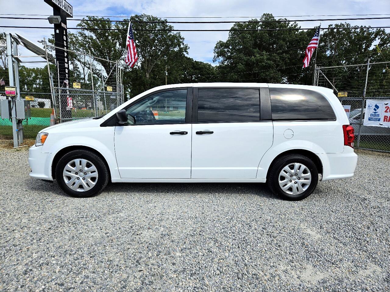 Used 2019 Dodge Grand Caravan SE w/ UConnect Hands-Free Group image 2