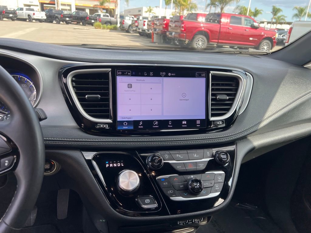 Used 2024 Chrysler Pacifica Touring image 18
