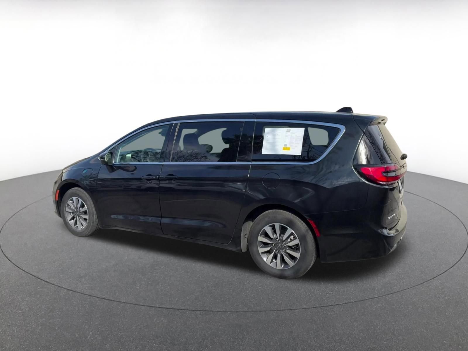 Used 2023 Chrysler Pacifica Touring-L image 10