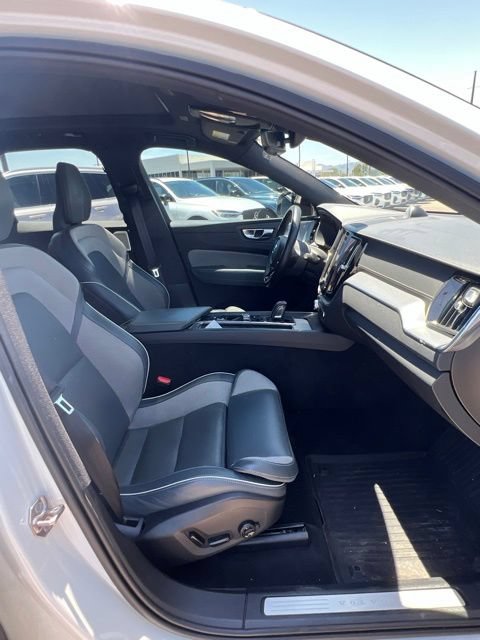 Used 2022 Volvo XC60 B6 R-Design AWD/4WD image 32