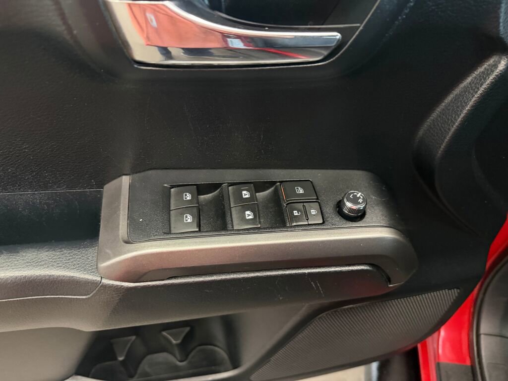 Used 2016 Toyota Tacoma TRD Sport image 9