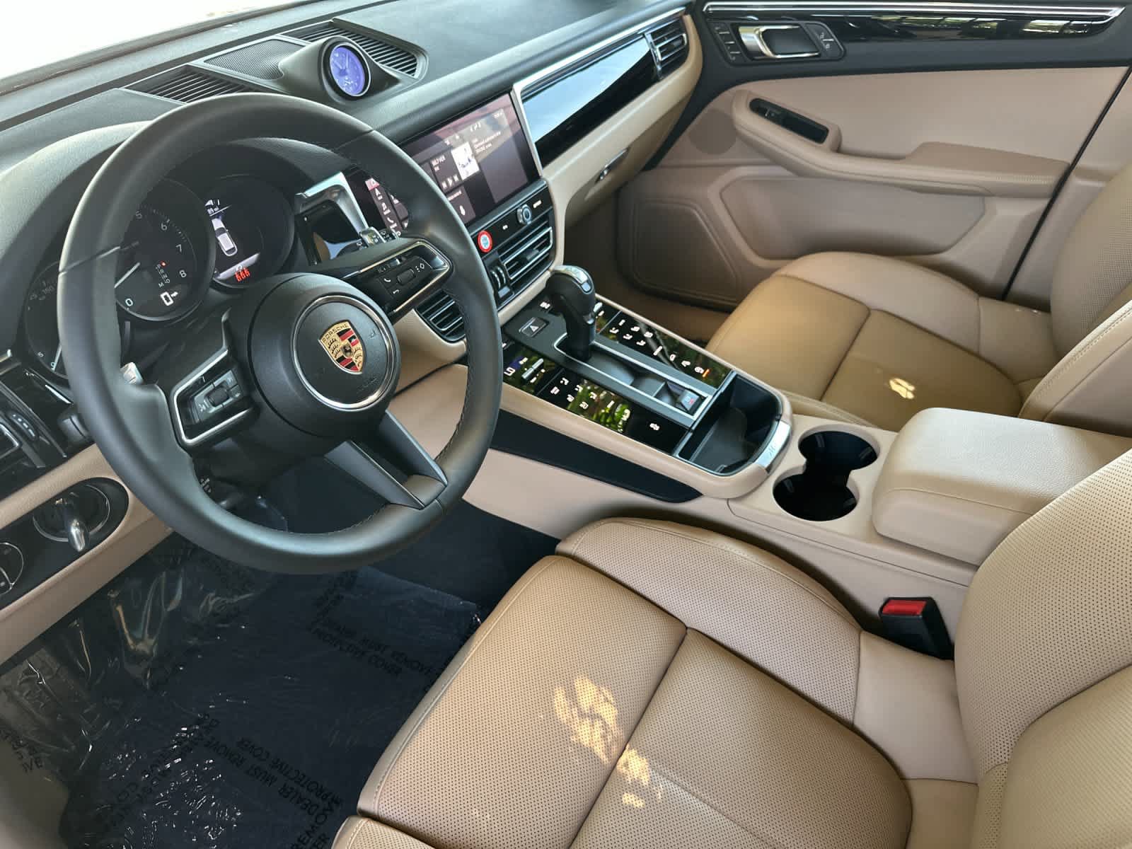 Certified 2025 Porsche Macan AWD/4WD image 4