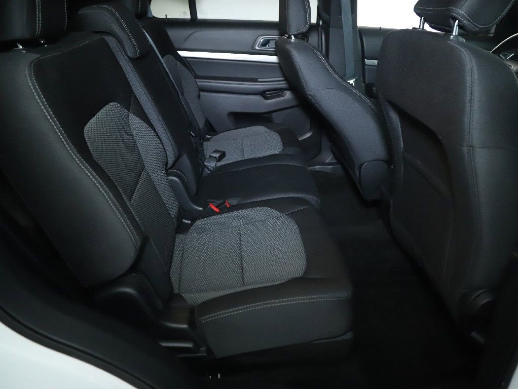 Used 2018 Ford Explorer XLT image 32