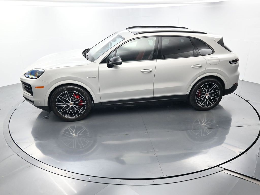 Used 2025 Porsche Cayenne S image 37