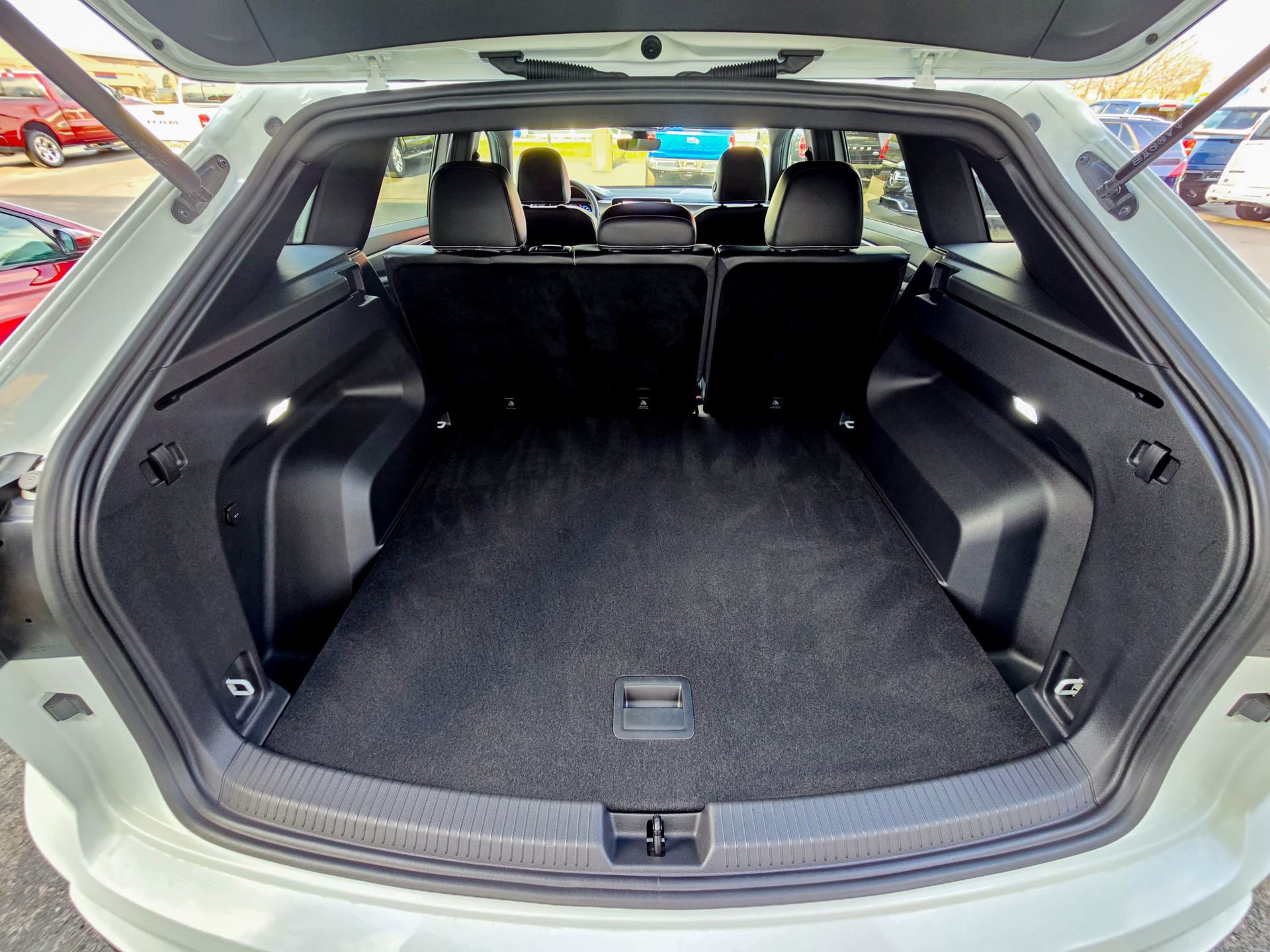 Used 2024 Volkswagen Atlas Cross Sport SE image 31