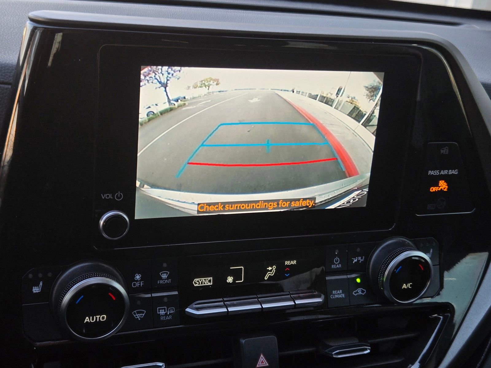 Certified 2024 Toyota Highlander XLE image 15