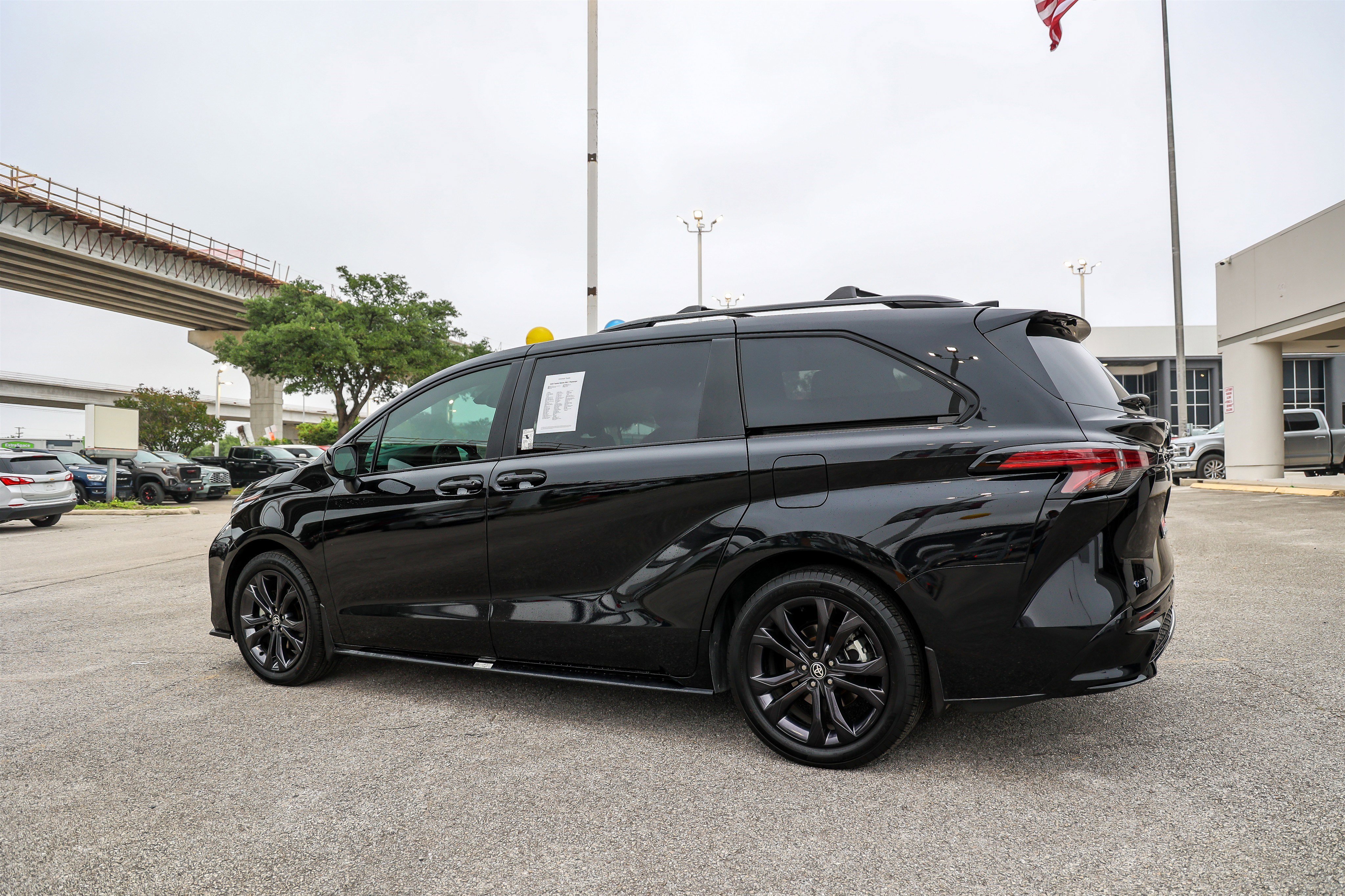 Used 2025 Toyota Sienna XSE w/ XSE Plus Package FWD image 10