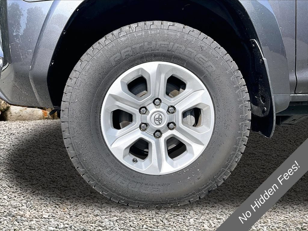 Used 2022 Toyota 4Runner SR5 AWD/4WD image 9