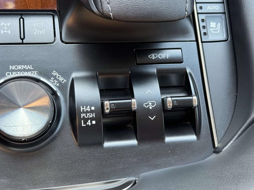 Used 2018 Lexus LX 570 4WD w/ Luxury Package image 26