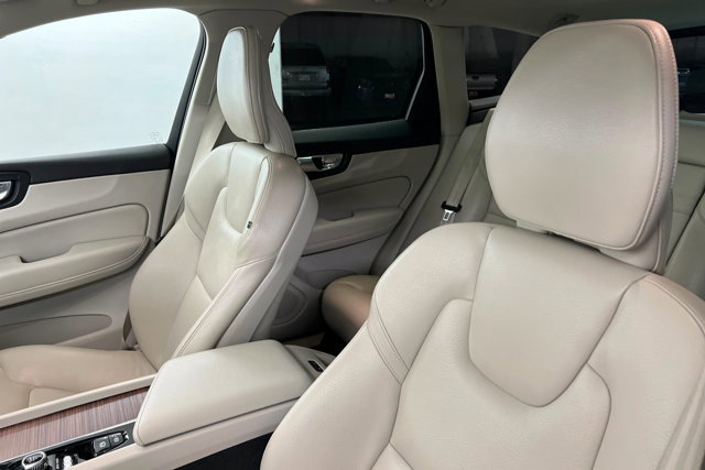 Used 2021 Volvo XC60 T6 Momentum image 16