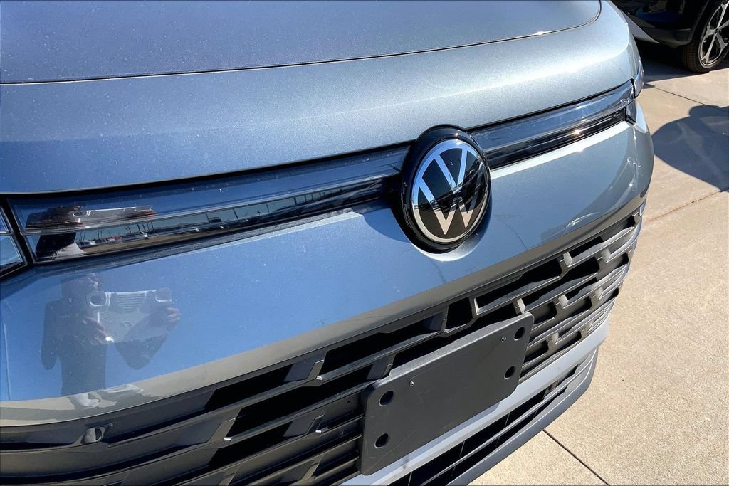 Used 2025 Volkswagen Tiguan SE AWD/4WD image 26