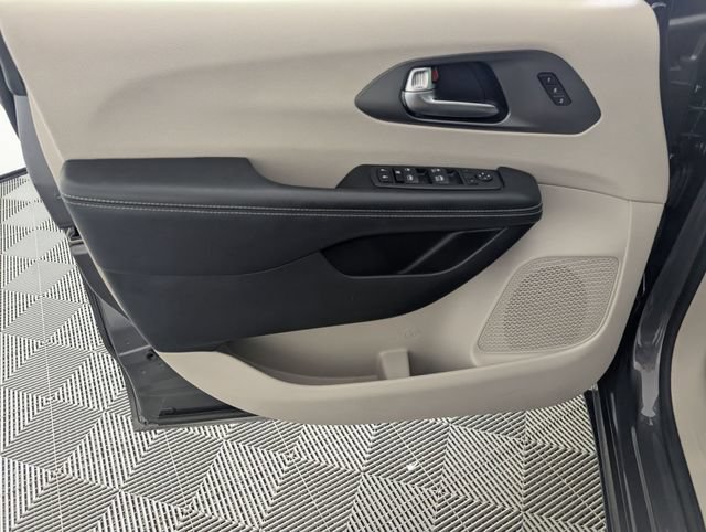 Used 2022 Chrysler Pacifica Touring-L FWD image 10