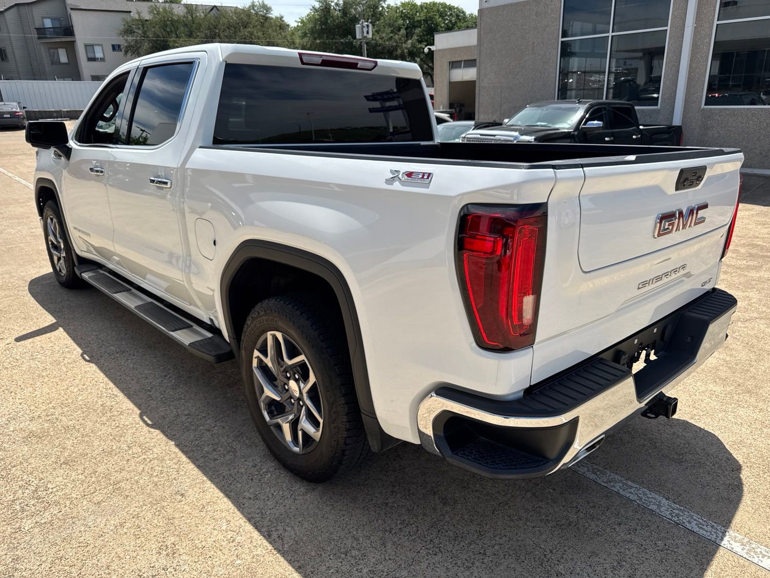 Used 2023 GMC Sierra 1500 SLT w/ SLT Premium Package AWD/4WD image 5