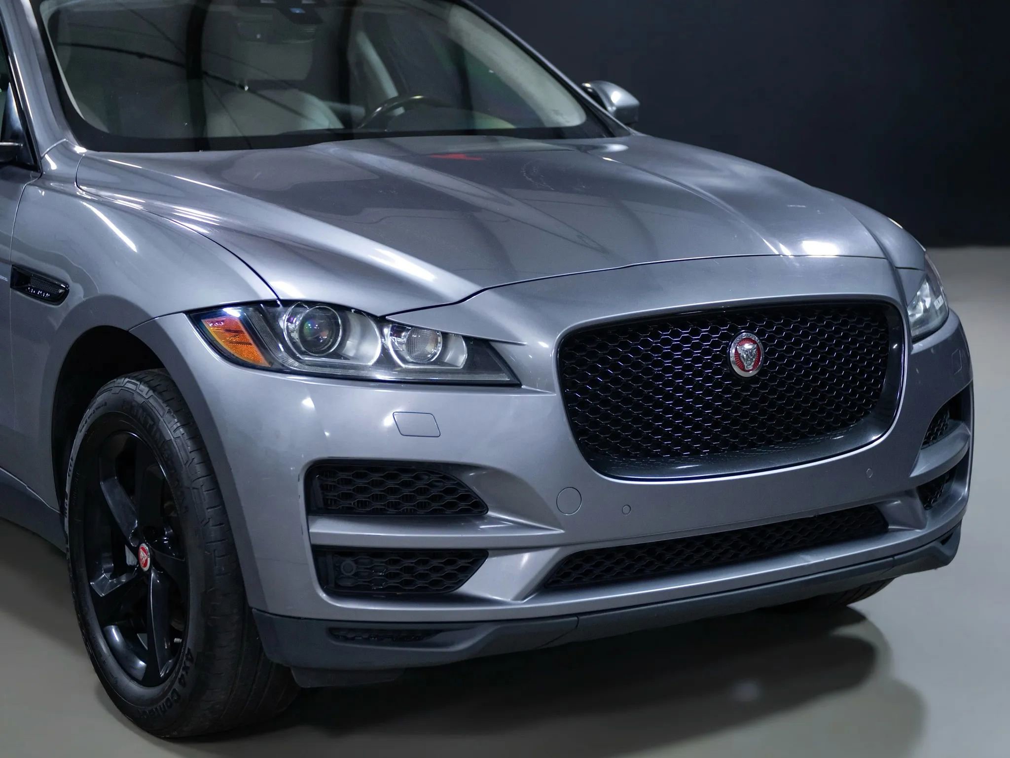 Used 2020 Jaguar F-PACE Prestige image 3