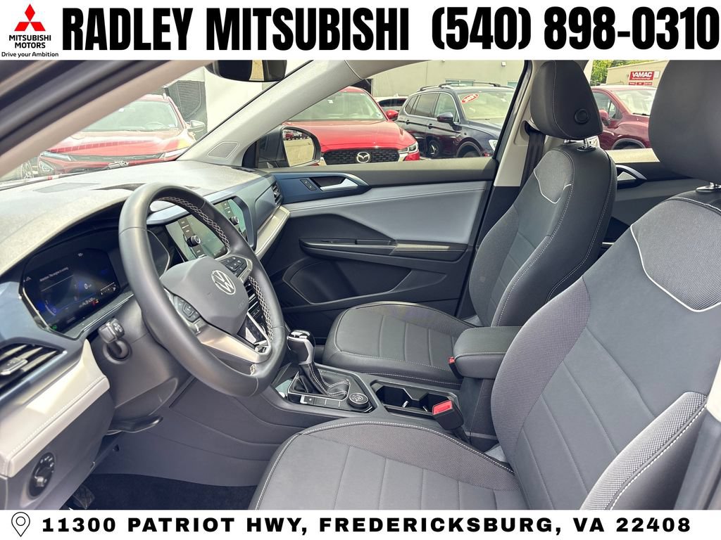 Used 2024 Volkswagen Taos SE w/ Panoramic Sunroof Package AWD/4WD image 3