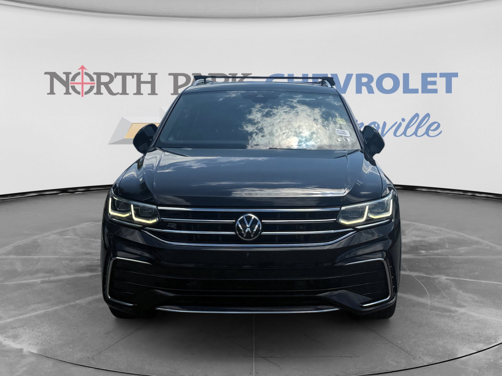 Used 2022 Volkswagen Tiguan SEL R-Line AWD/4WD image 2