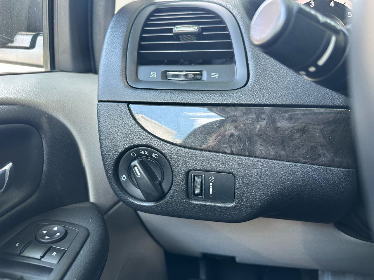 Used 2015 Dodge Grand Caravan American Value Package w/ UConnect Hands-Free Group FWD image 21