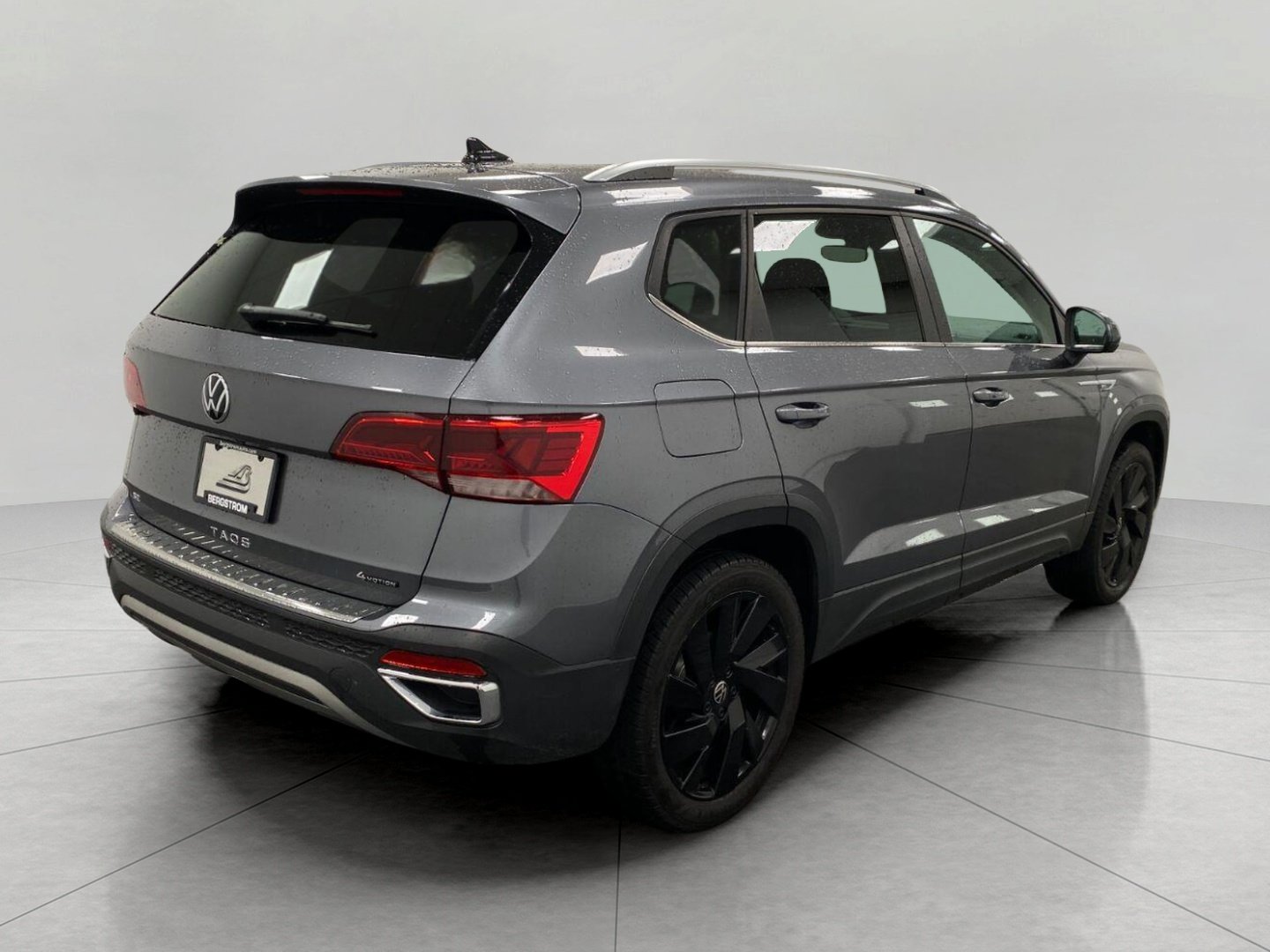 Used 2023 Volkswagen Taos SE w/ Panoramic Sunroof Package AWD/4WD image 4