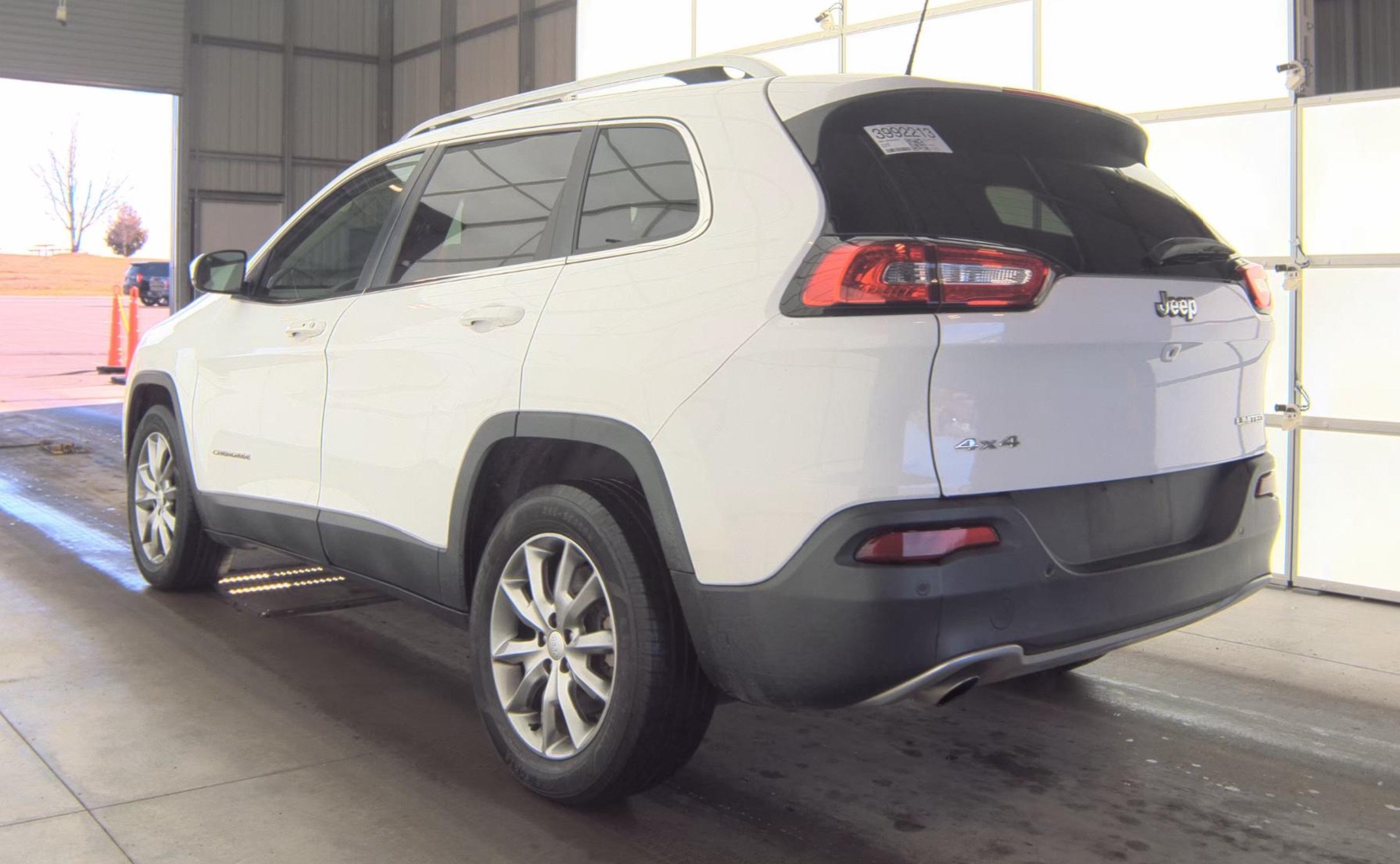 Used 2018 Jeep Cherokee Limited AWD/4WD image 5