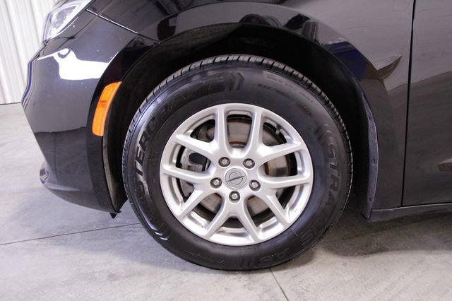 Used 2024 Chrysler Pacifica Touring-L image 10