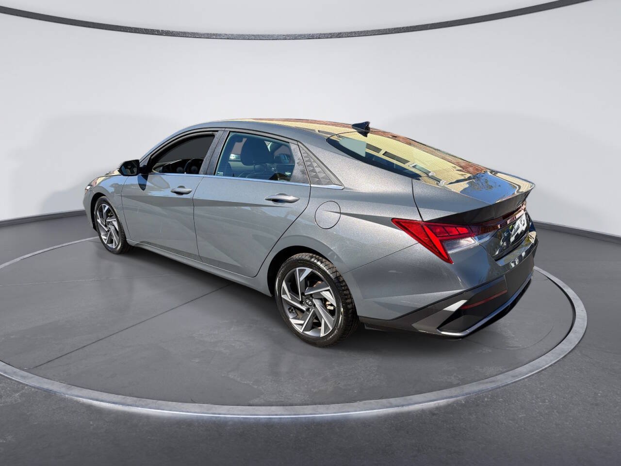 Used 2025 Hyundai Elantra Limited FWD image 3
