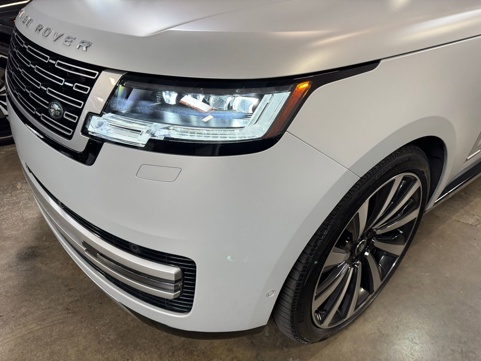 Used 2025 Land Rover Range Rover Long Wheelbase Autobiography image 4